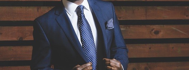 modrý oblek s kravatou