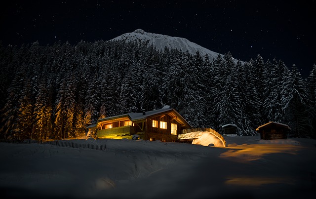 zasněžená chata v horách