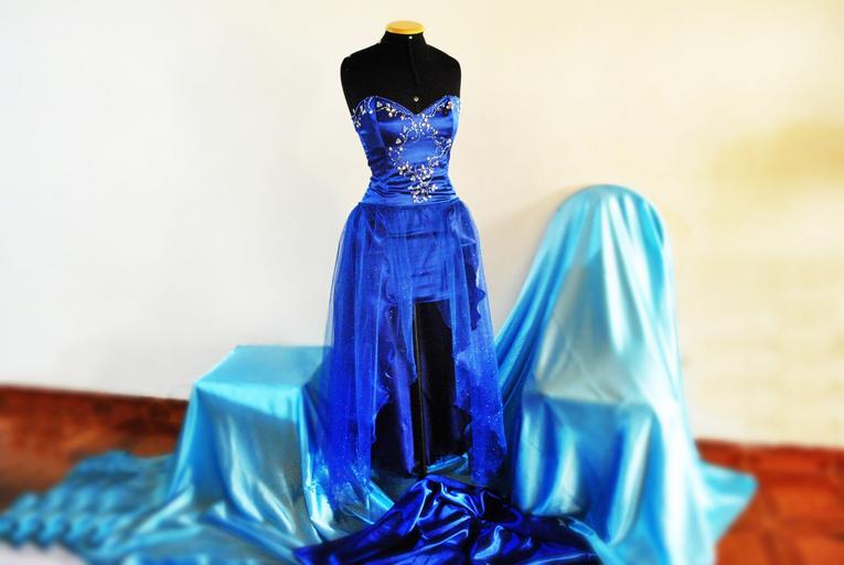 modré šaty s krajkou, které se šijí na míru