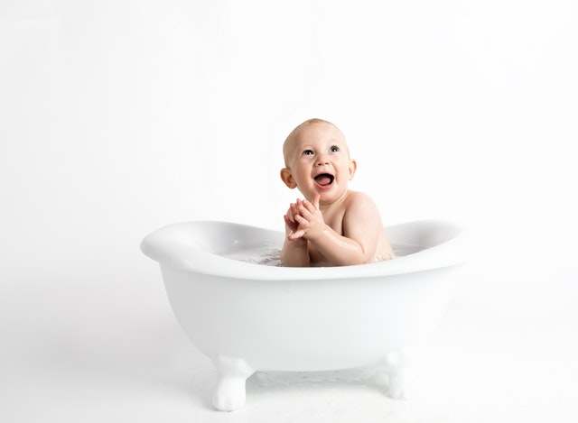 miminko sedící ve vaně